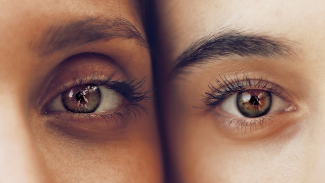 Femmes avec des yeux marrons