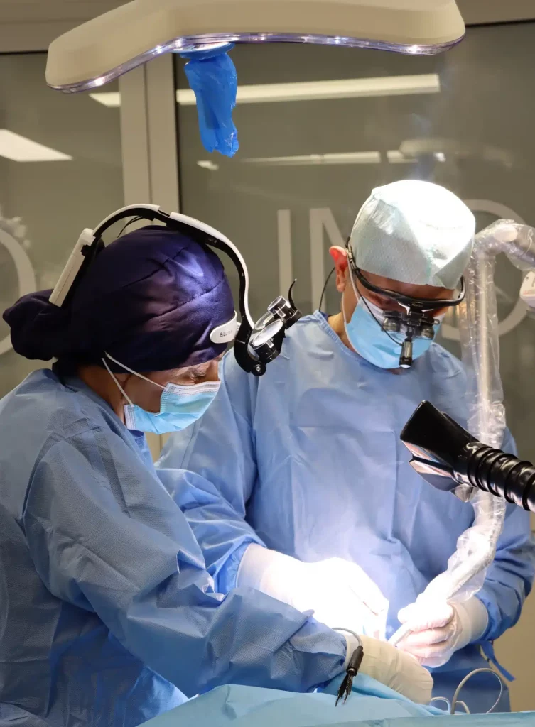 chirurgiens au bloc opératoire 